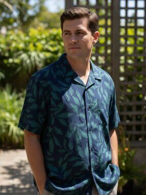 Uniqlo Aloha Hawaiian Shirt Mens L Leaf Print Camp Collar Summer Vacation Shirt